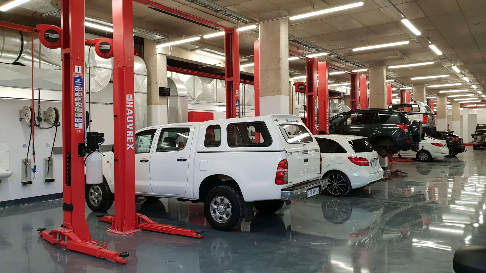 Completed Nissan workshop with vehicles across multiple Hauvrex lifts