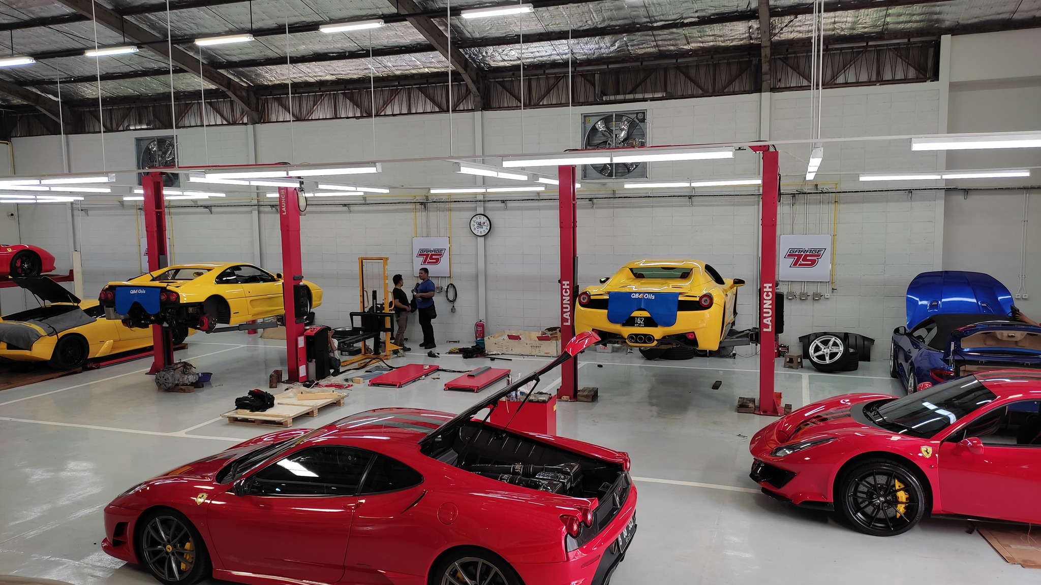 Vehicle lift installation in a professional workshop